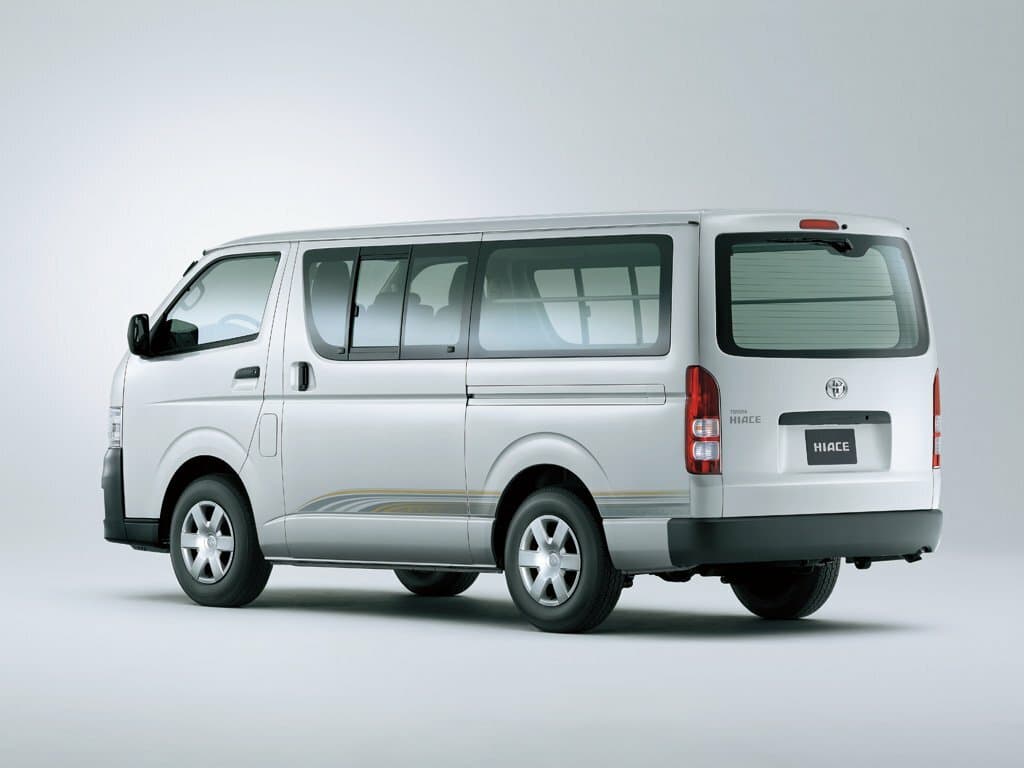 Toyota HiAce H200 — 3/4 arxadan