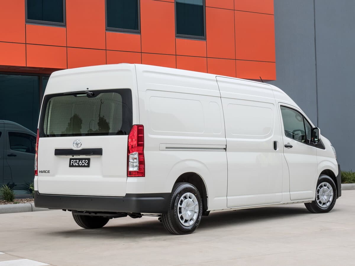 Toyota HiAce H300 — 3/4 arxadan
