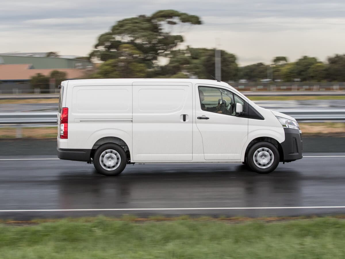 Toyota HiAce H300 — Yandan