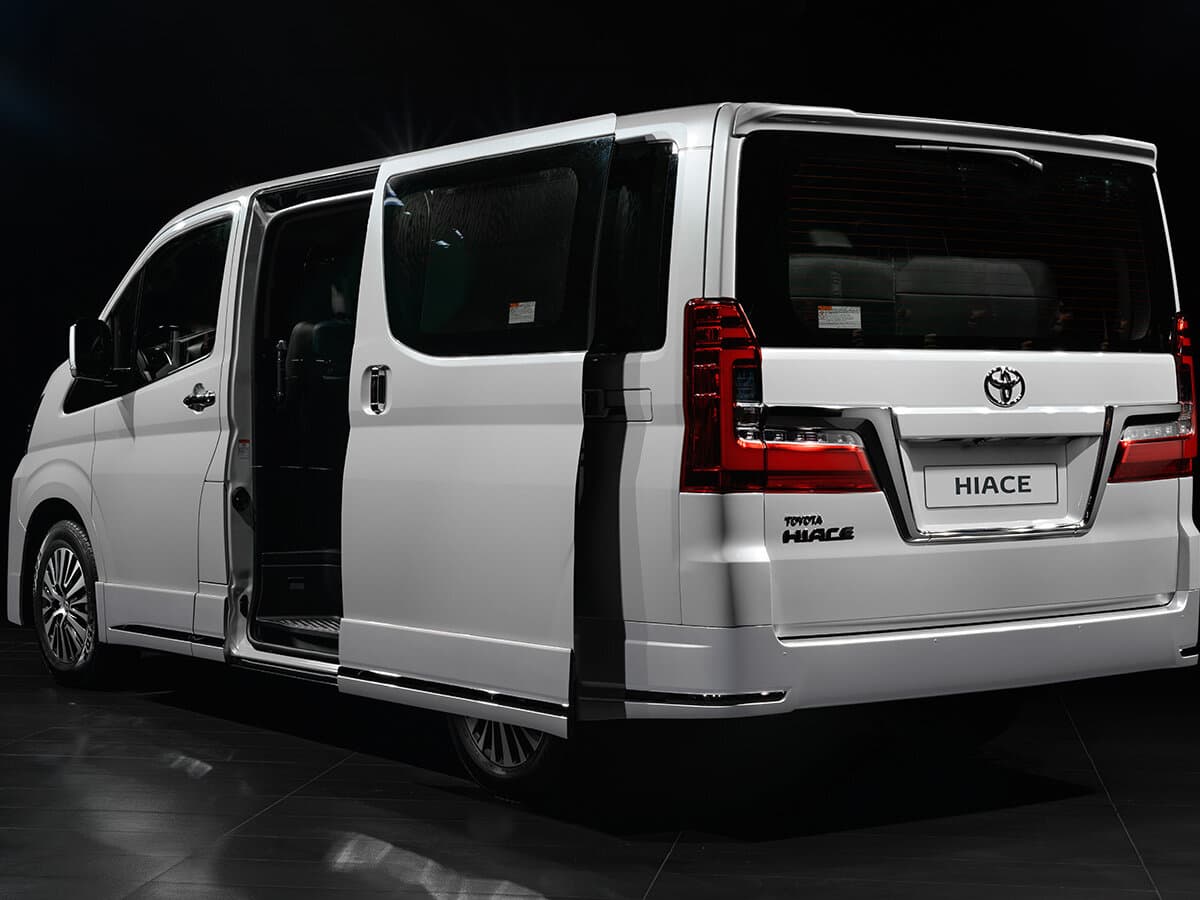 Toyota HiAce H300 — 3/4 arxadan
