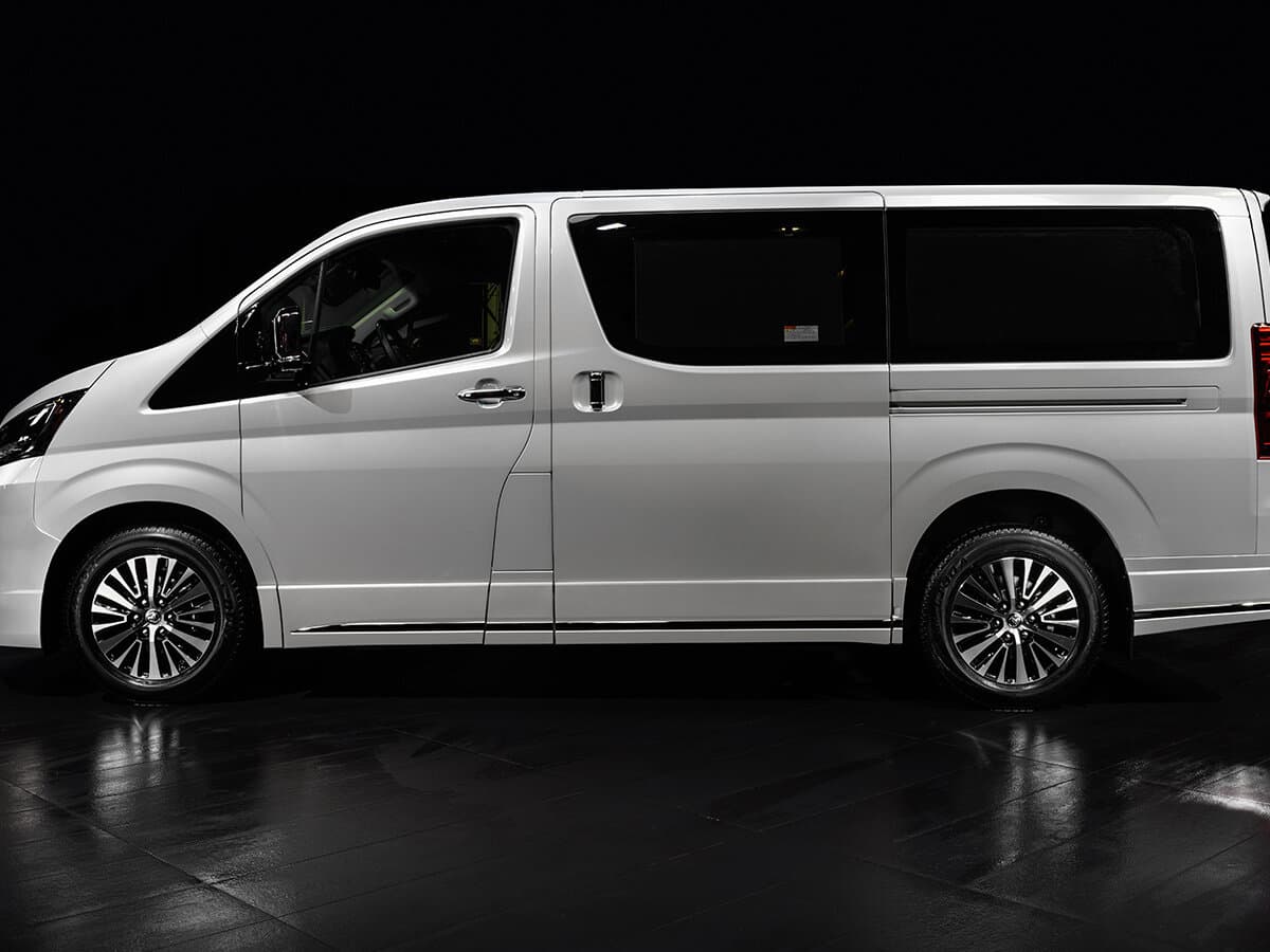 Toyota HiAce H300 — Yandan