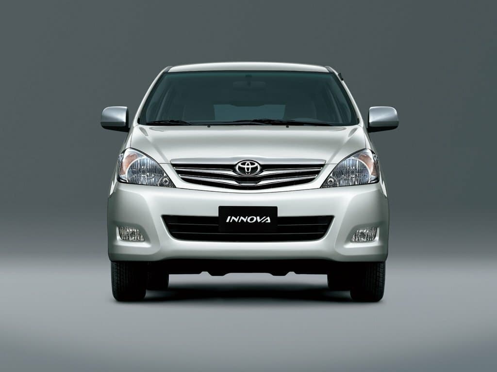 Toyota Innova I — Öndən