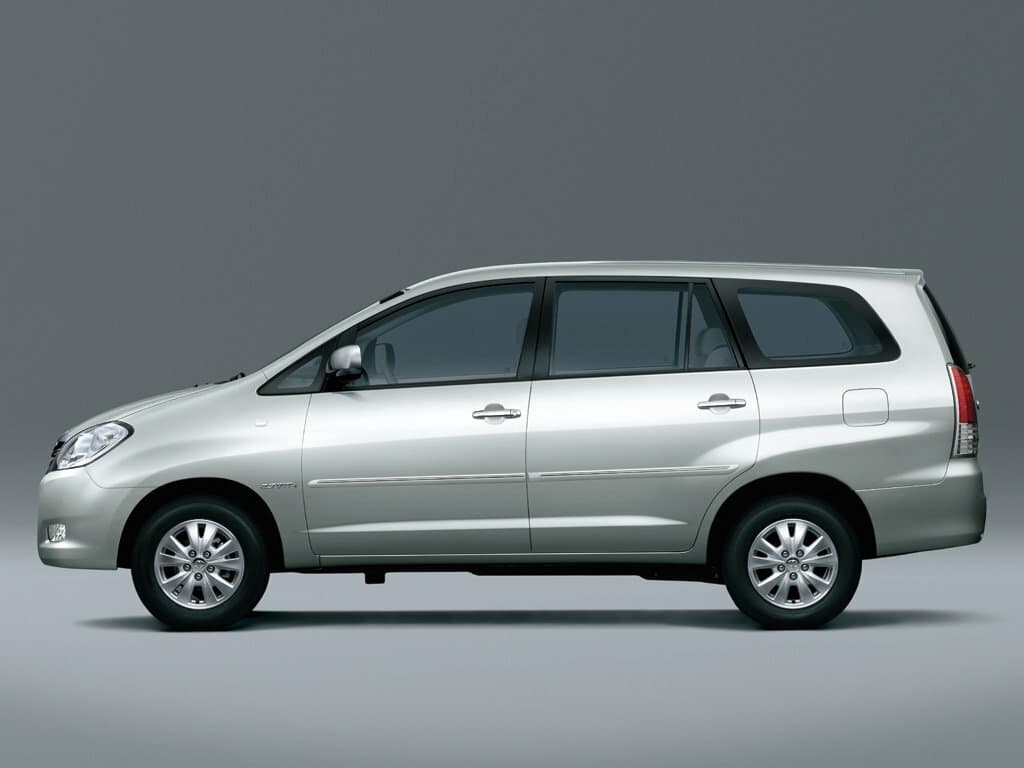 Toyota Innova I — Yandan