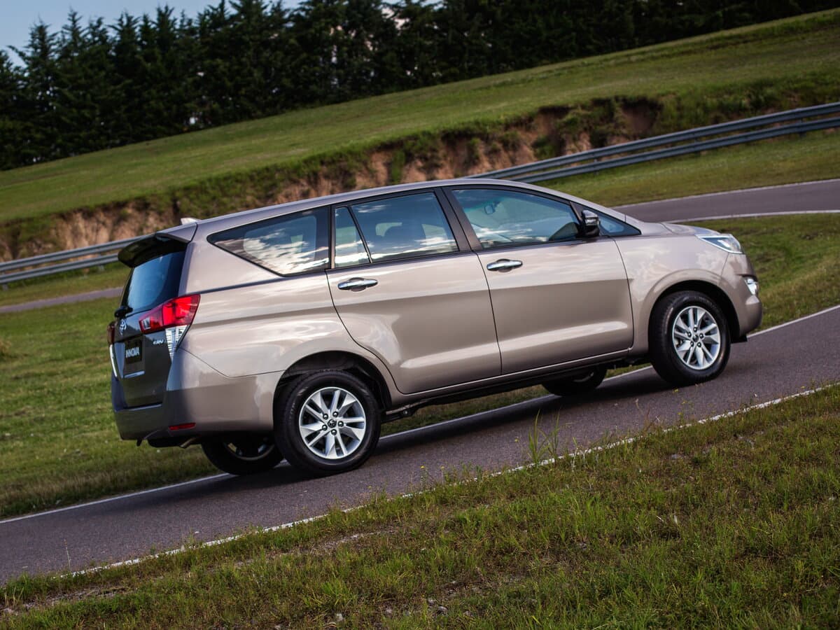Toyota Innova II — Yandan