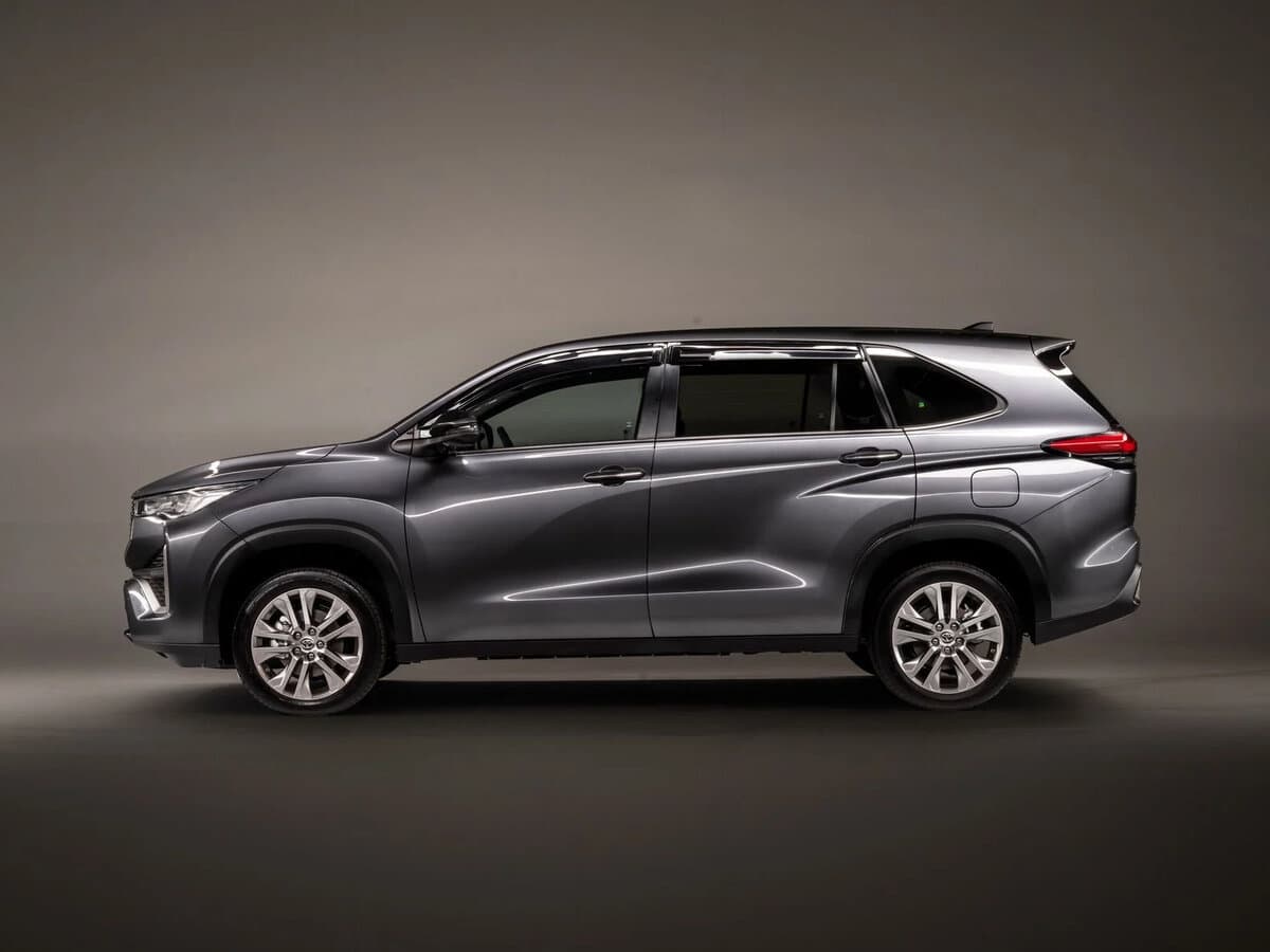 Toyota Innova III — Yandan