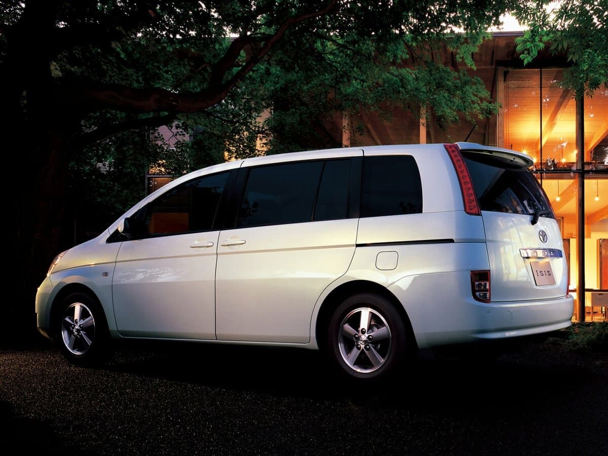 Toyota ISis I — 3/4 arxadan