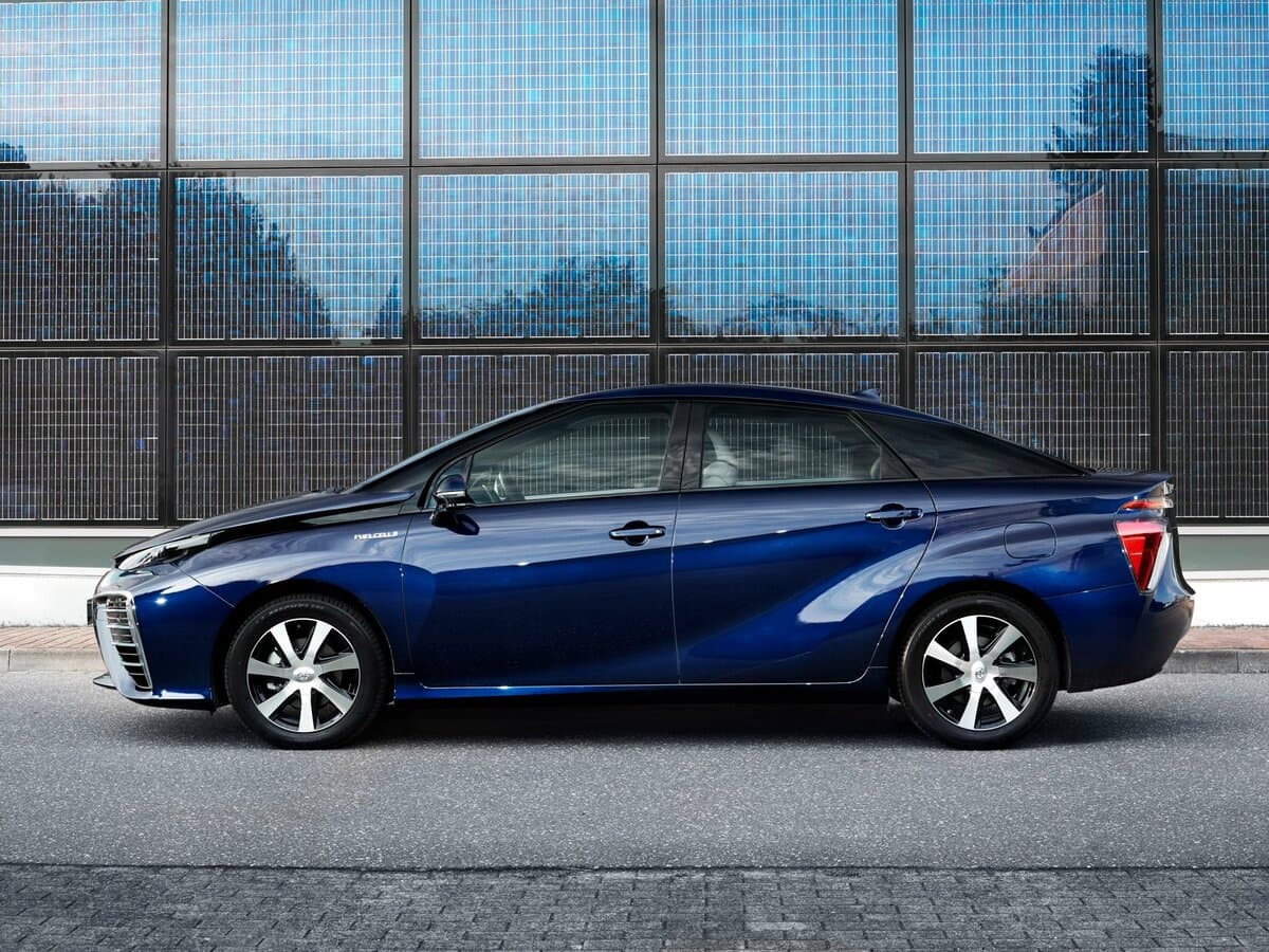 Toyota Mirai I — Yandan