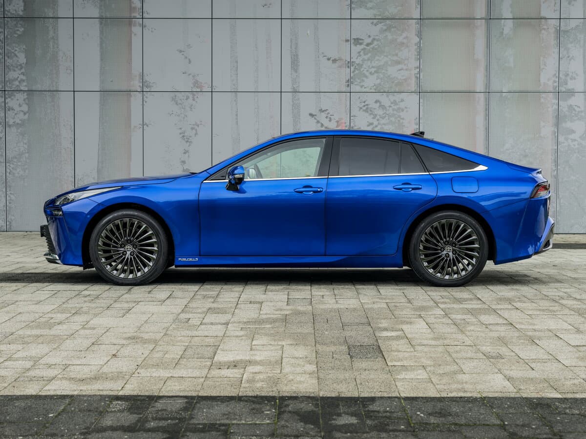 Toyota Mirai II — Yandan