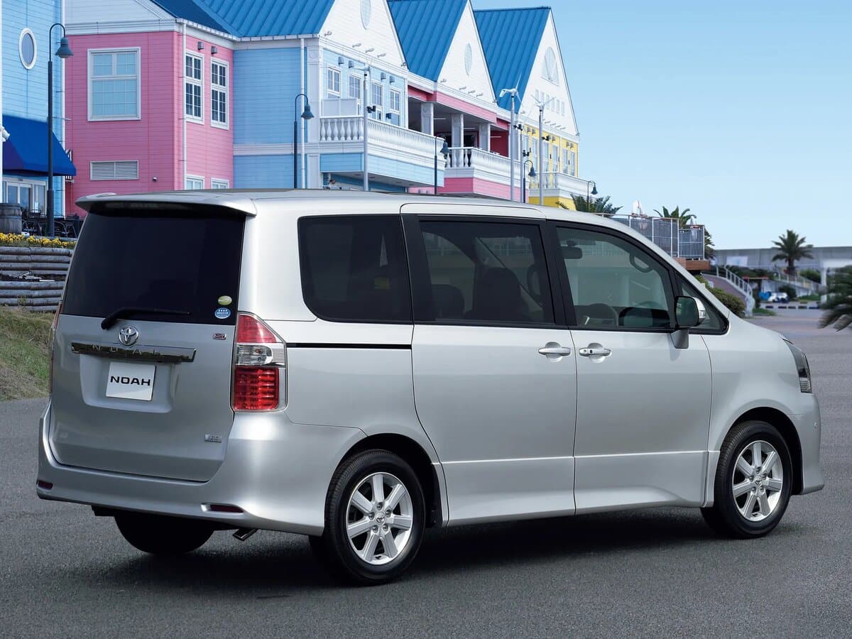 Toyota Noah II (R70) — 3/4 arxadan