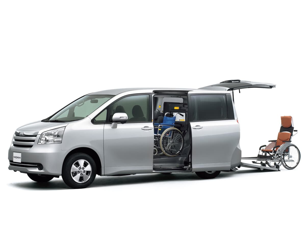 Toyota Noah II (R70) — Yandan
