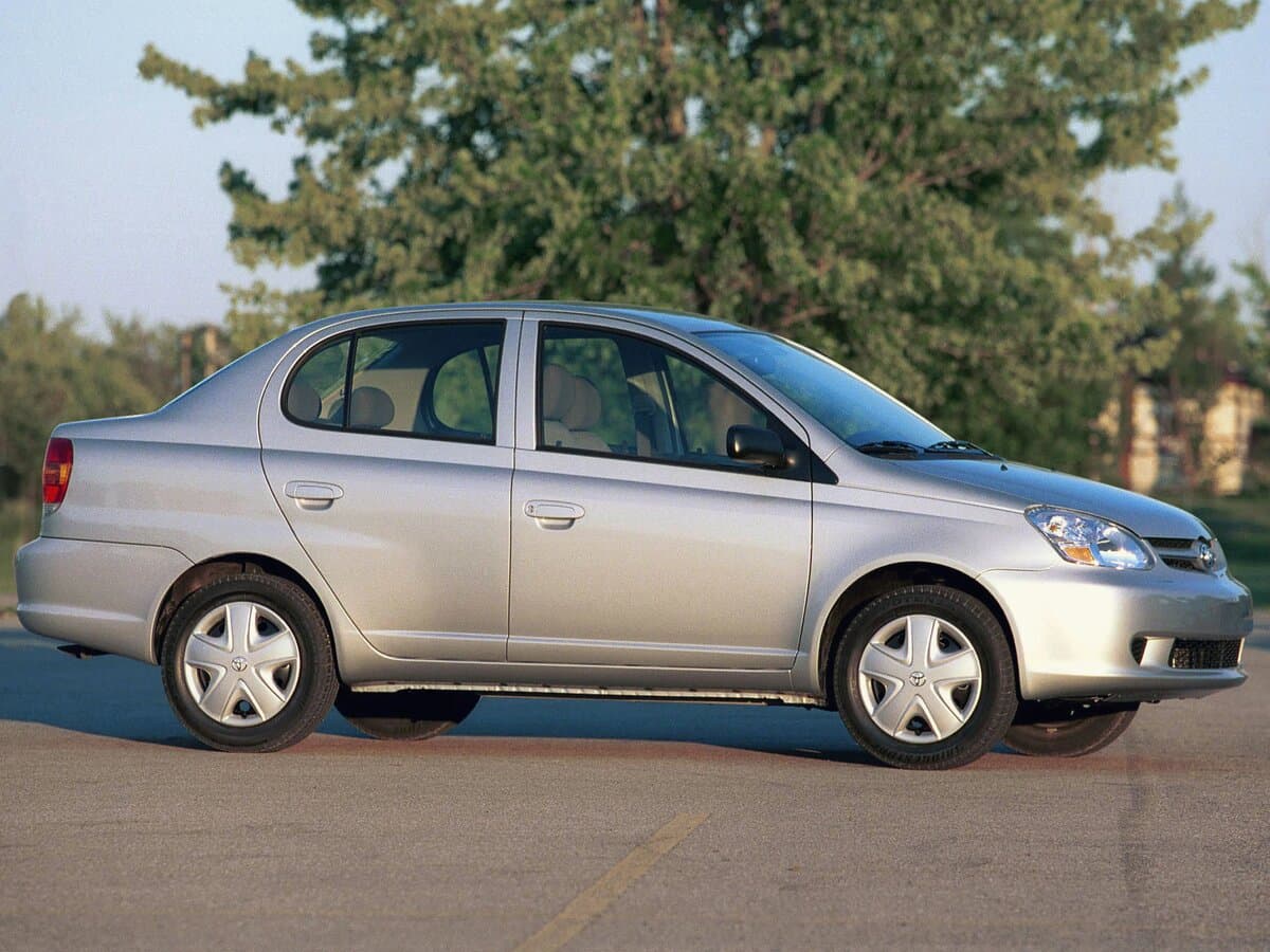 Toyota Platz 1999 – 2005 — Yandan