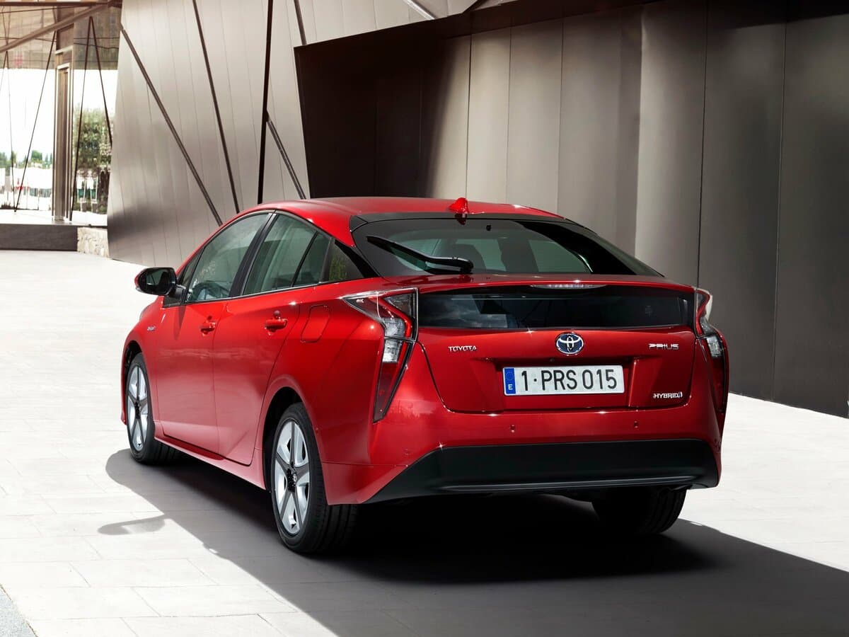 Toyota Prius IV (XW50) — 3/4 arxadan