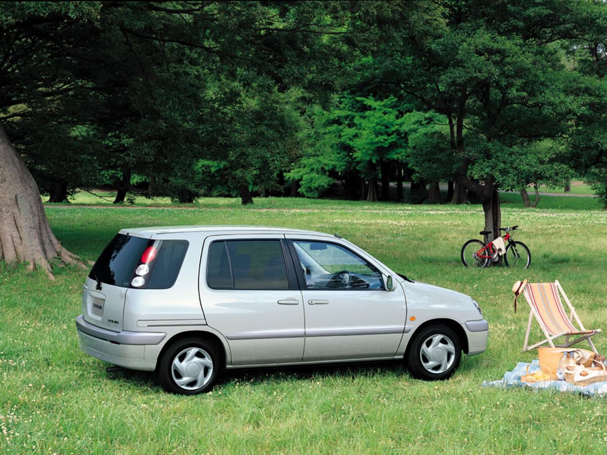 Toyota Raum I — Yandan