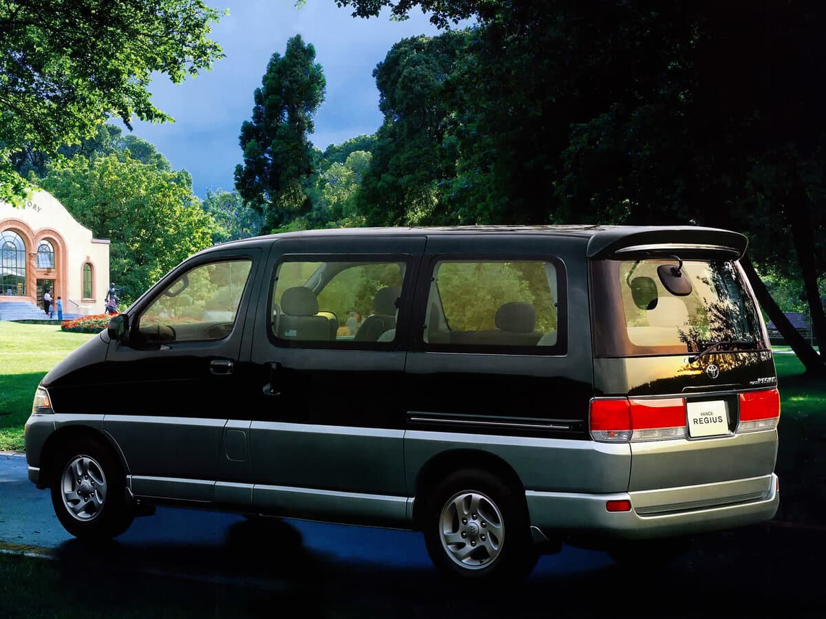 Toyota Regius I — 3/4 arxadan