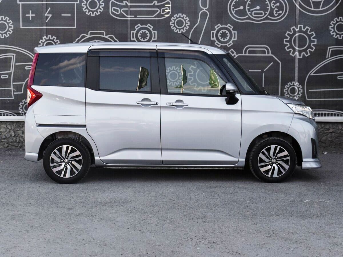 Toyota Roomy I — Yandan