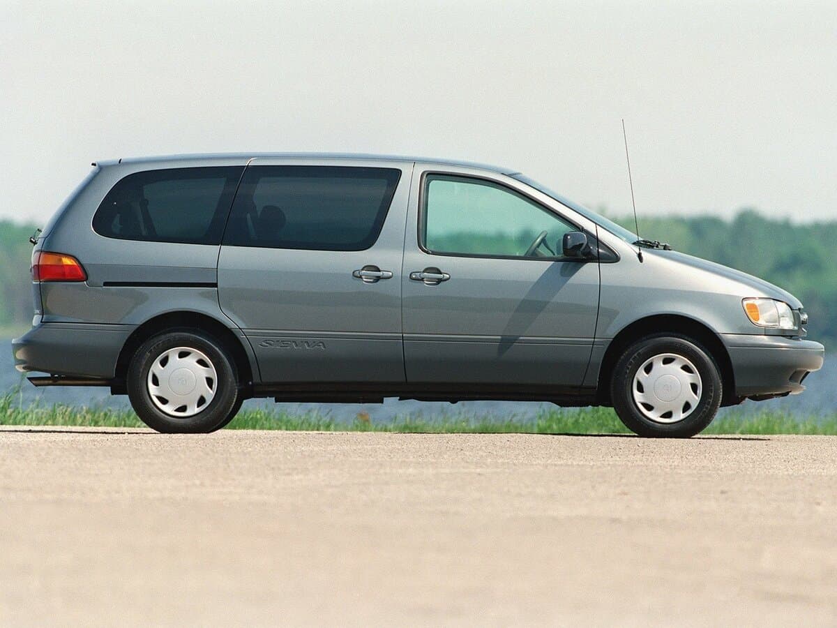 Toyota Sienna I — Yandan