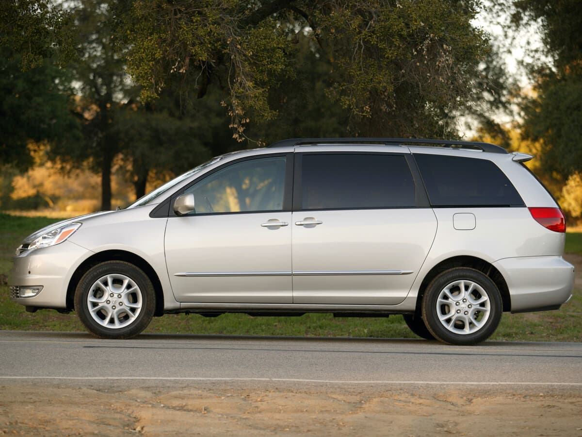 Toyota Sienna II — Yandan