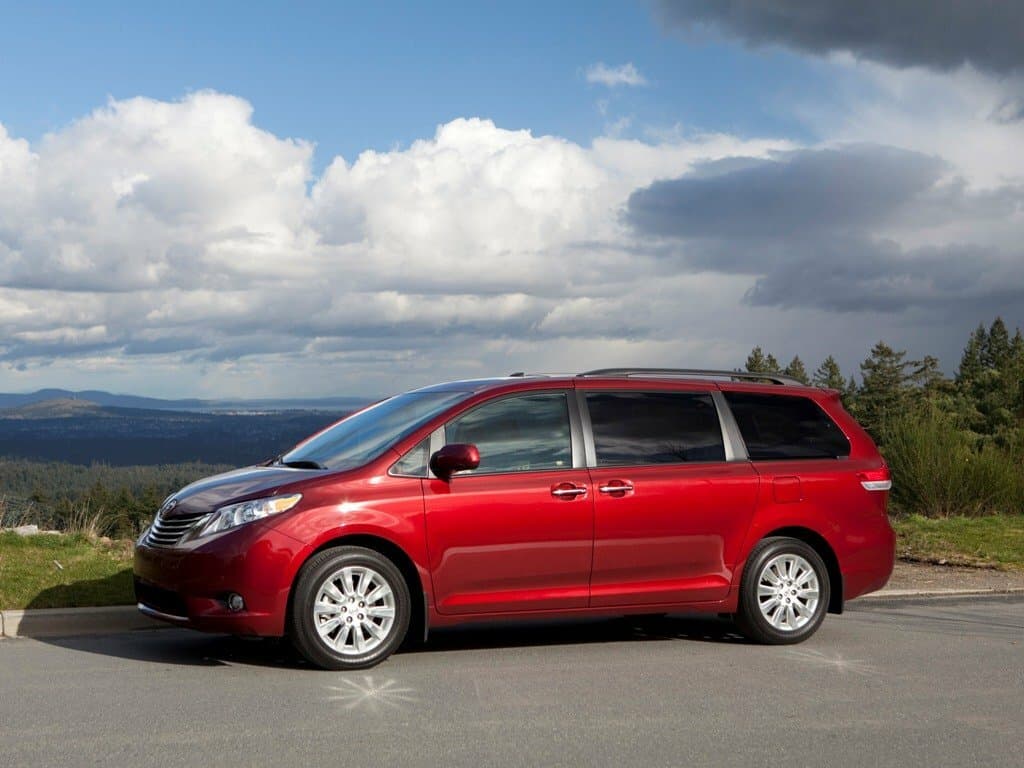 Toyota Sienna III — Yandan