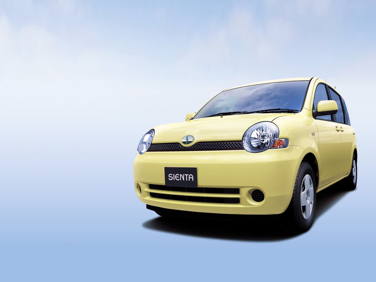 Toyota Sienta I — Öndən