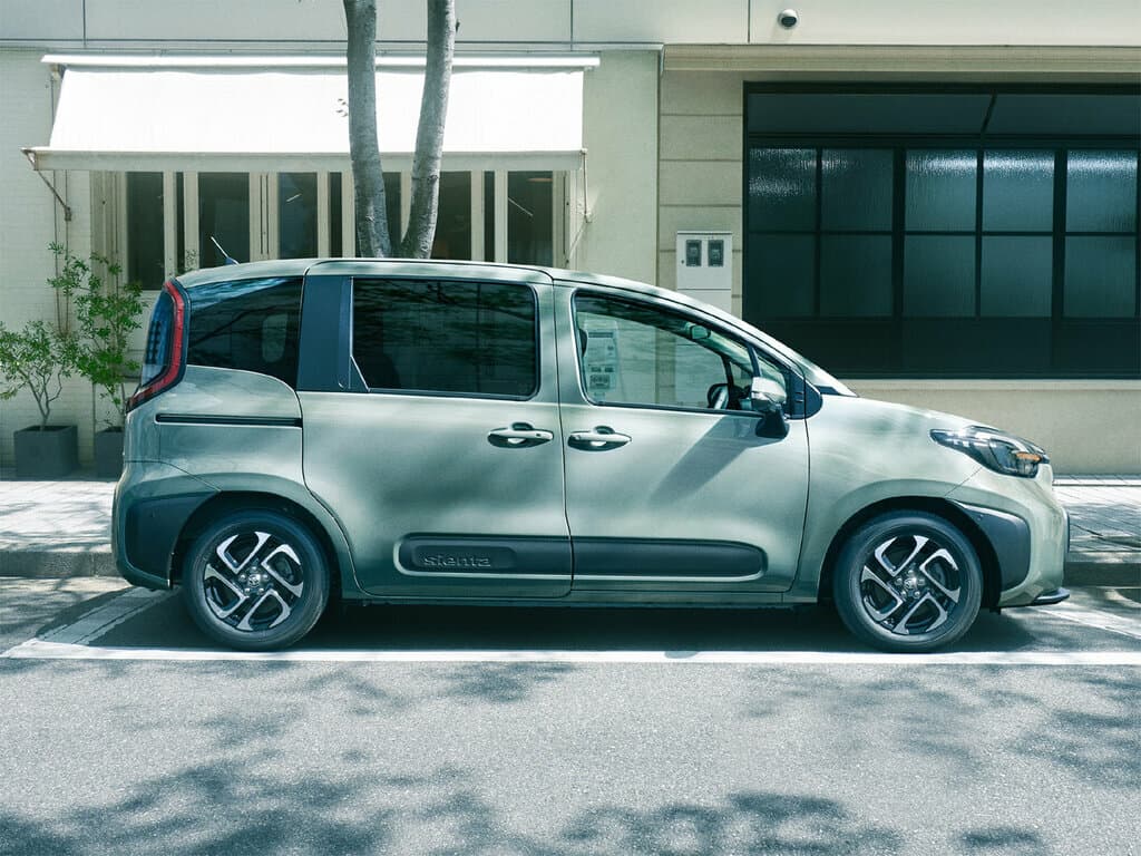 Toyota Sienta III — Yandan