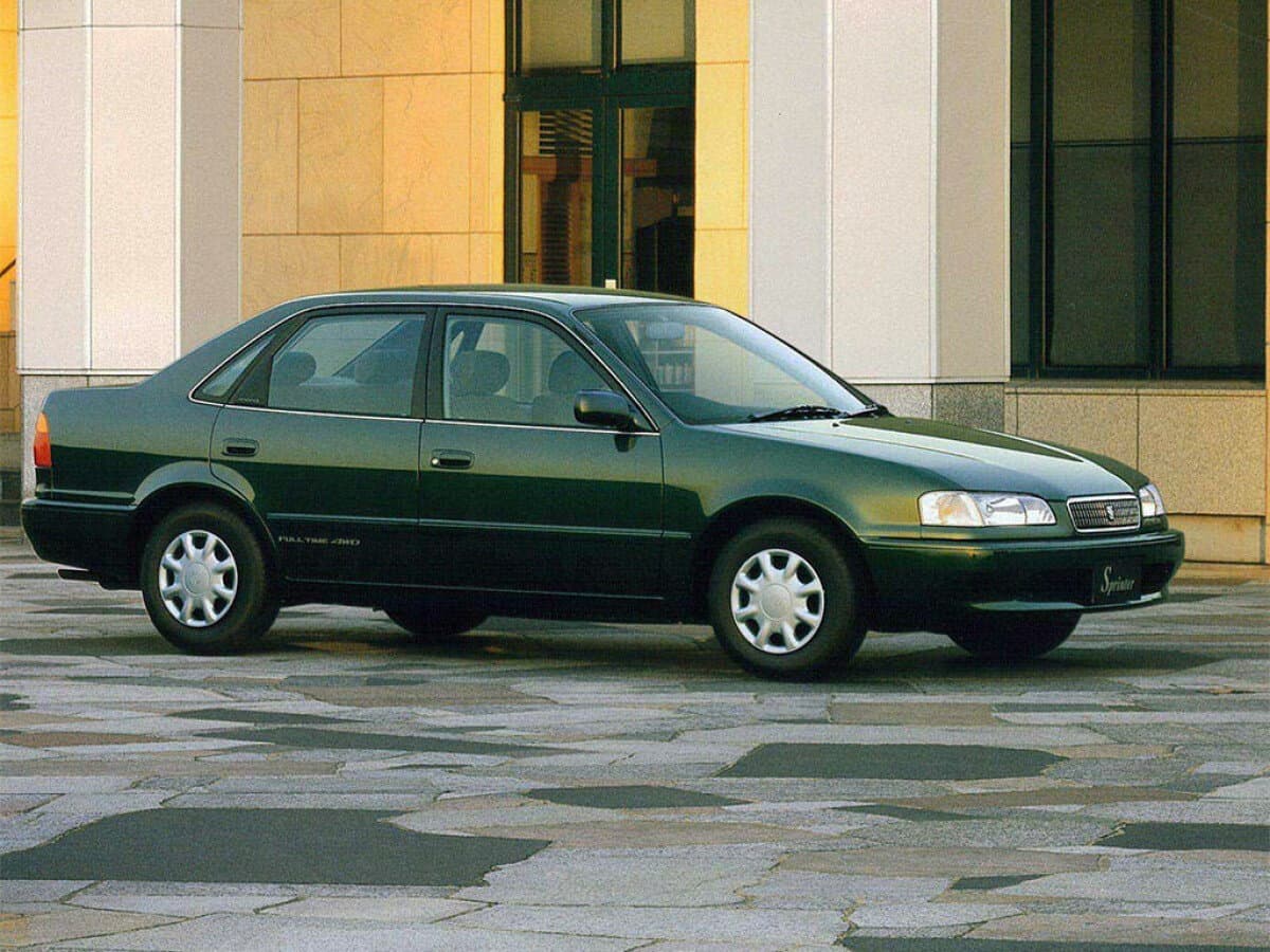 Toyota Sprinter VIII (E110) — Yandan