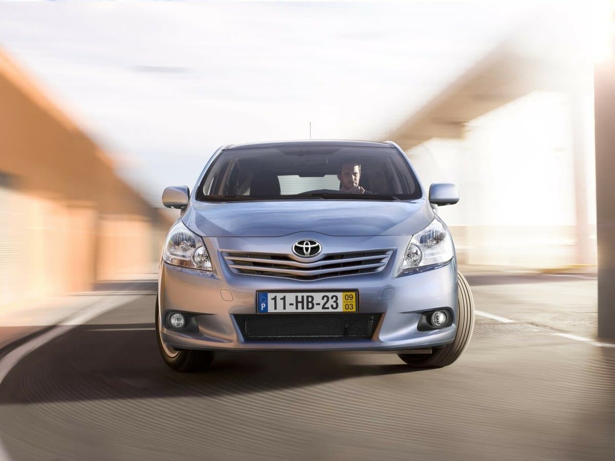 Toyota Verso I — Öndən