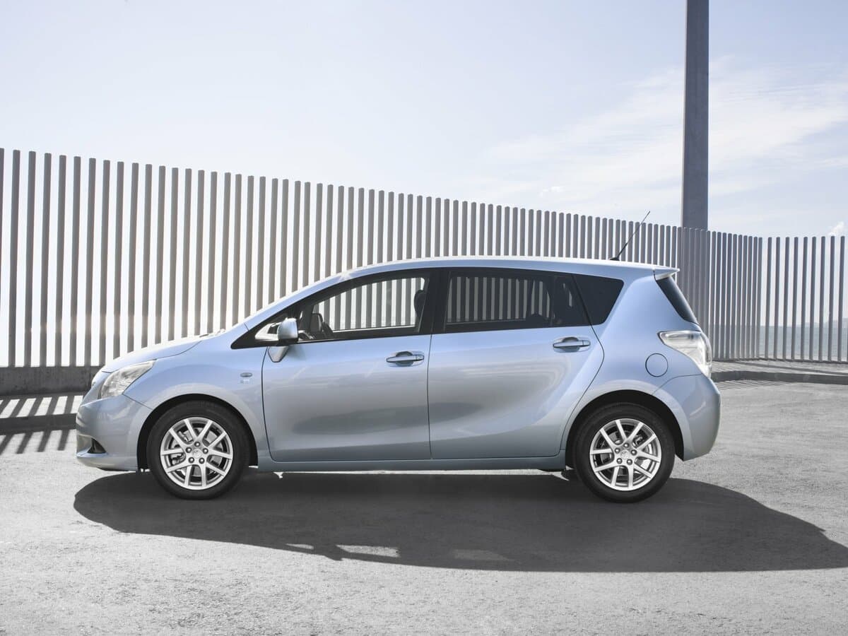 Toyota Verso I — Yandan