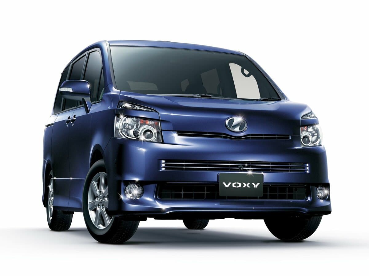 Toyota Voxy II (R70) — Öndən