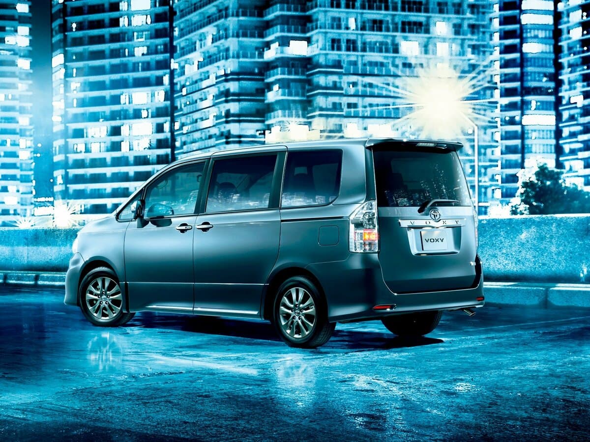 Toyota Voxy II (R70) Restayling — 3/4 arxadan