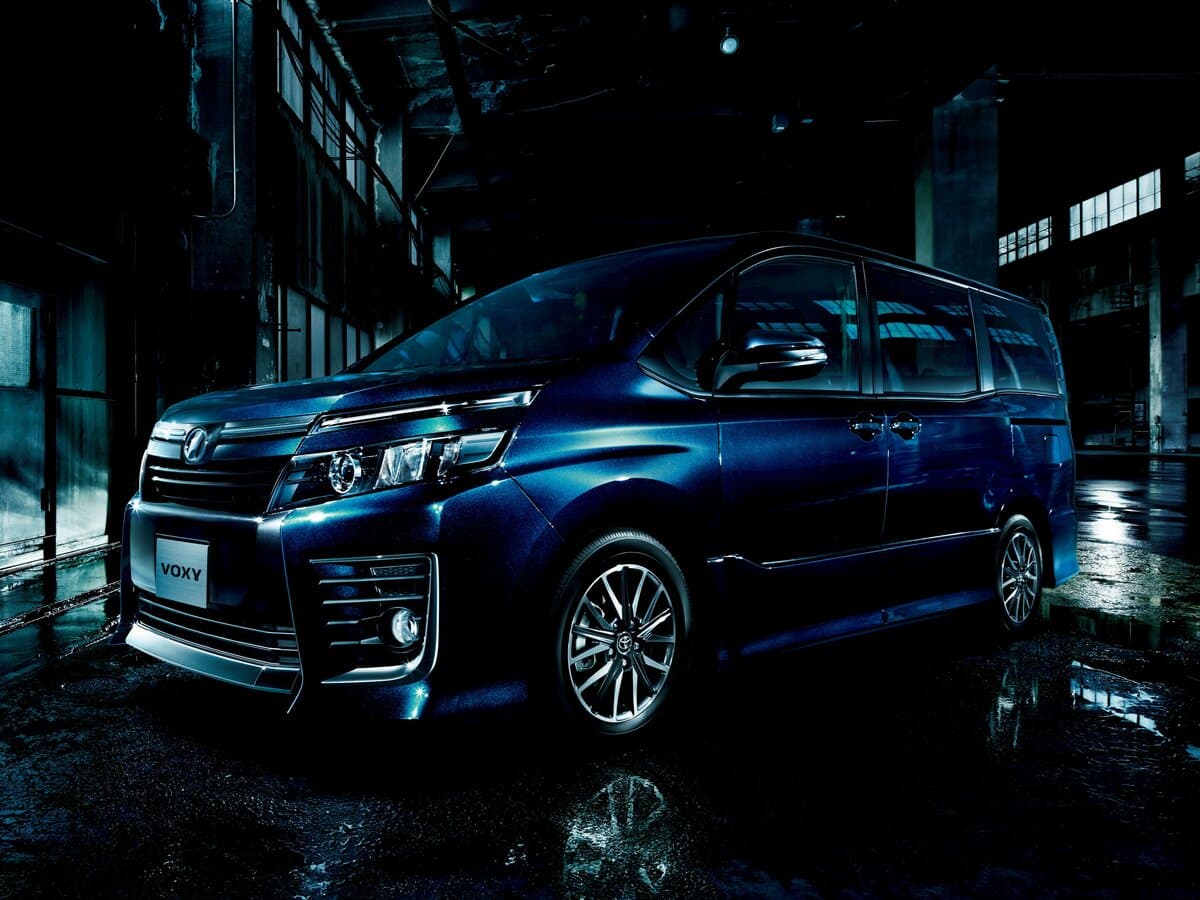 Toyota Voxy III (R80) — Yandan