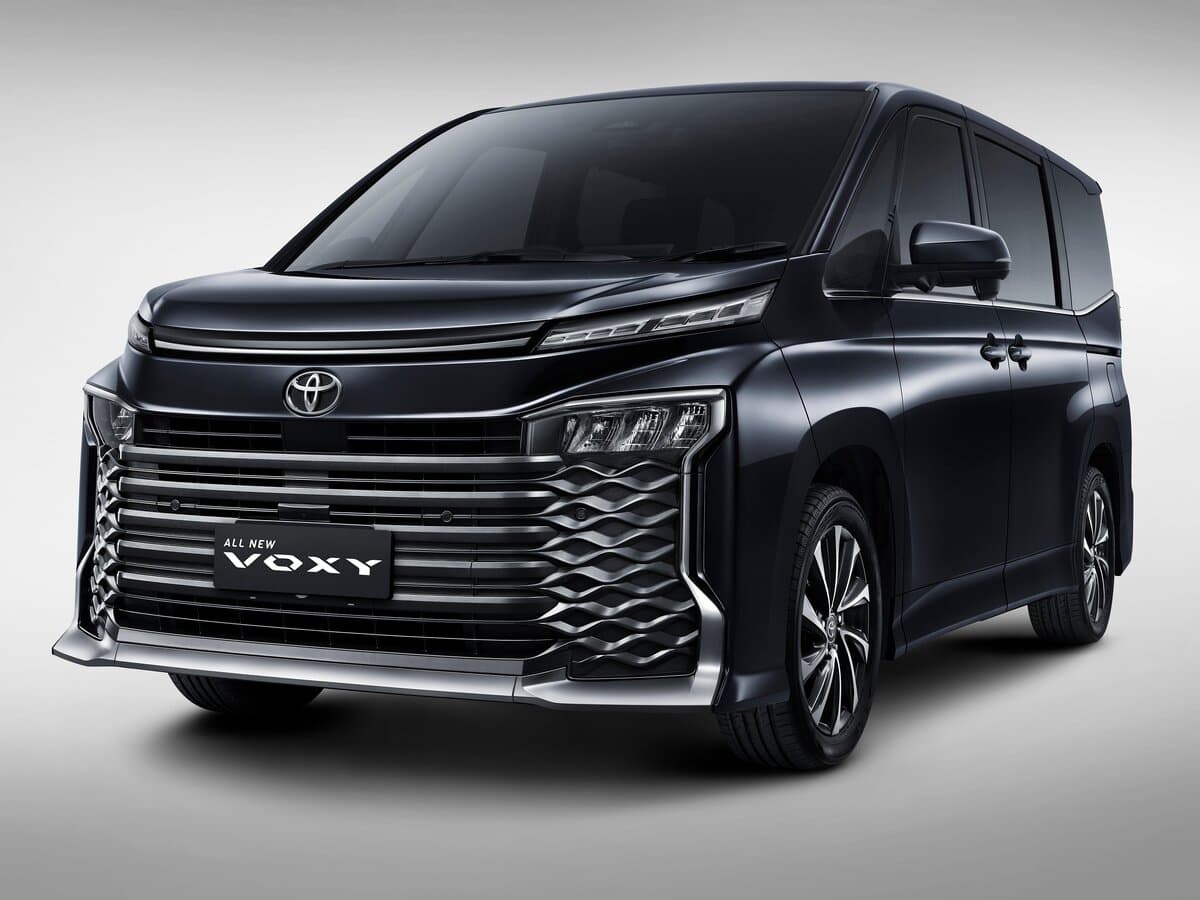 Toyota Voxy IV (R90) — Öndən