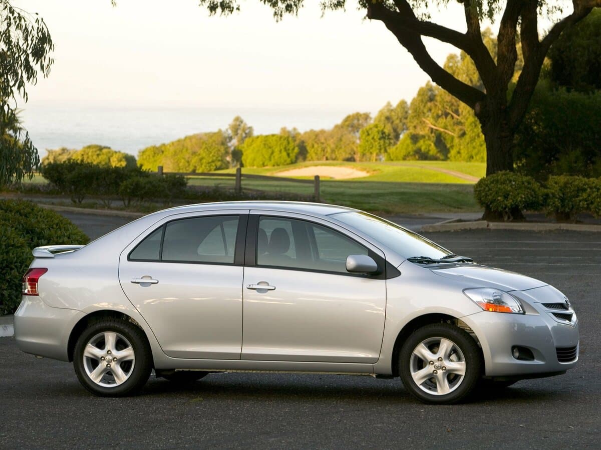 Toyota Yaris II — Yandan