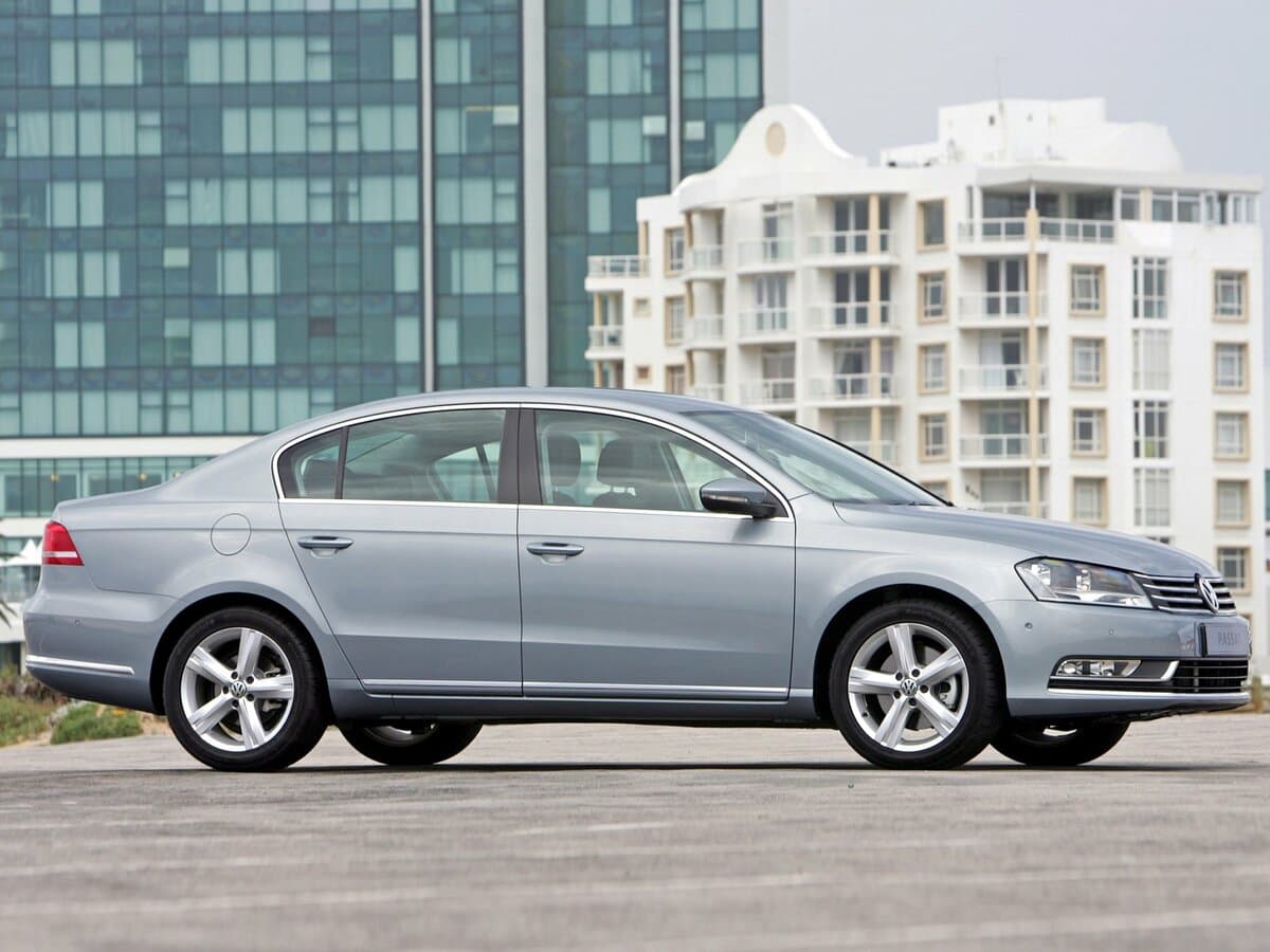Volkswagen Passat B7 — Yandan
