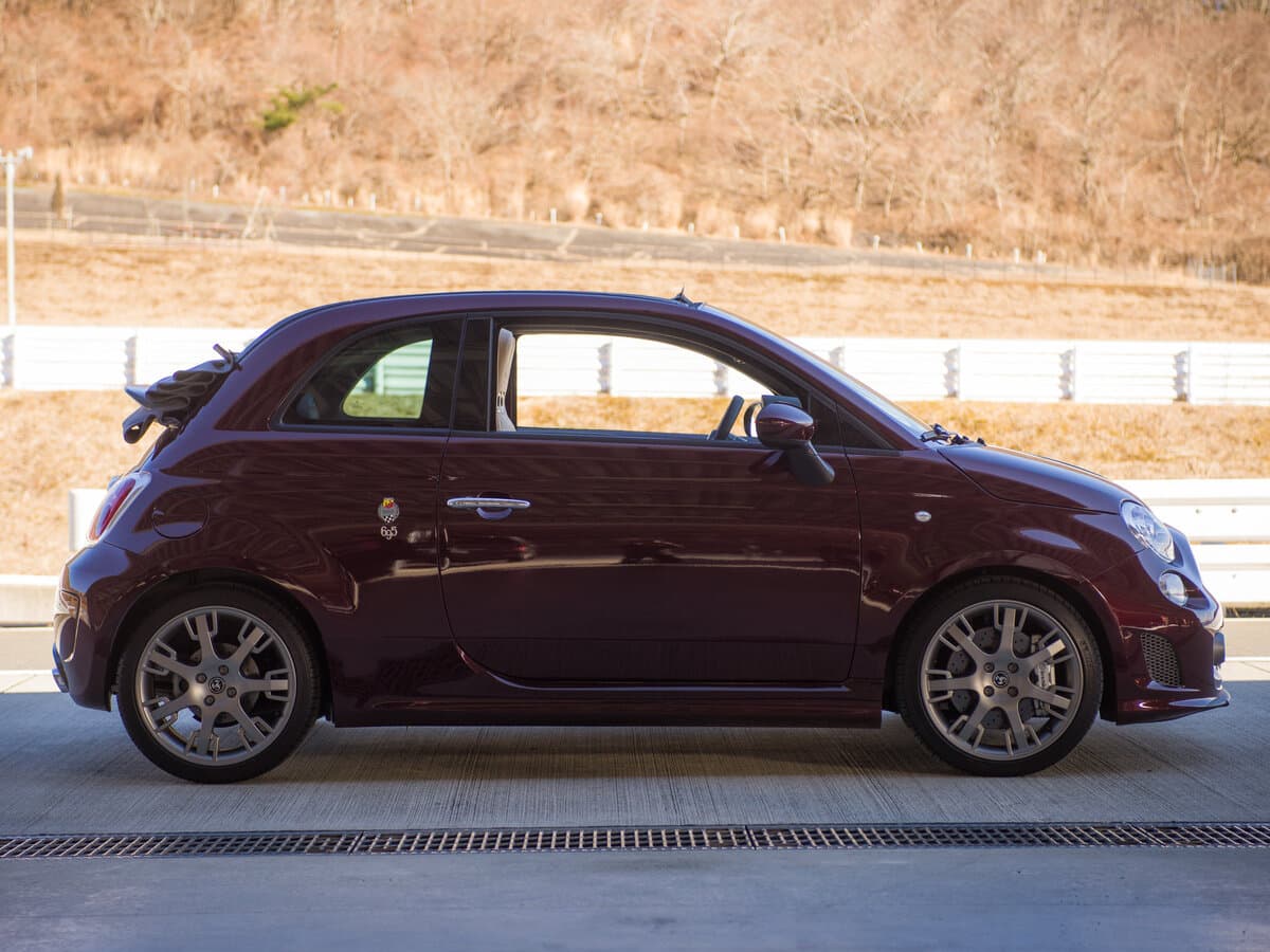 Abarth 695 I — Yandan