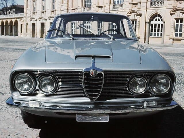 Alfa Romeo 2600 I — Öndən
