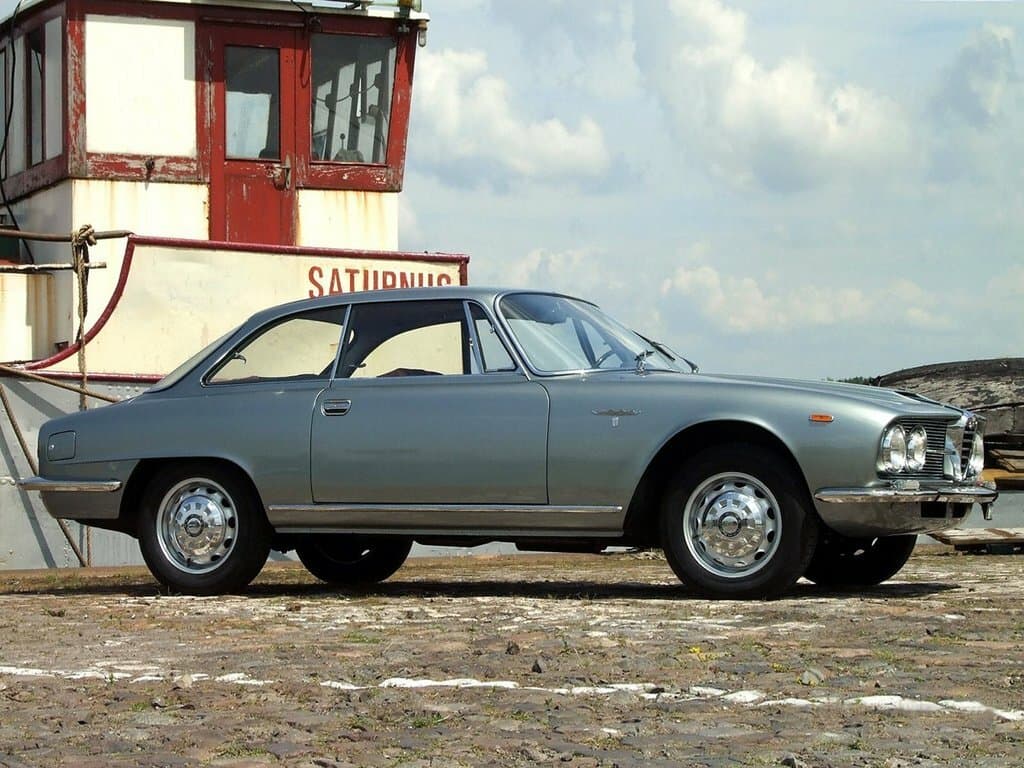 Alfa Romeo 2600 I — Yandan