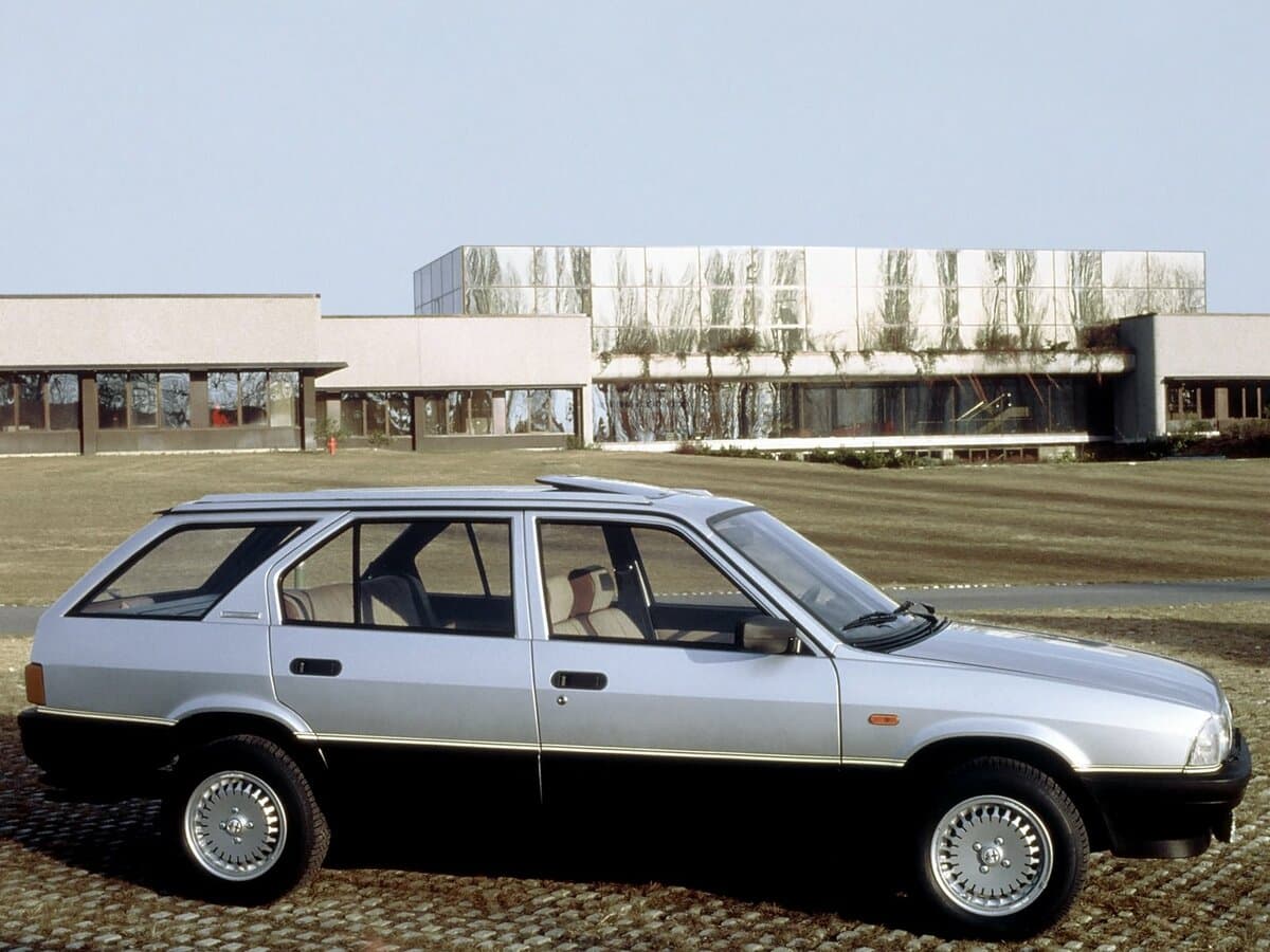 Alfa Romeo 33 I — Yandan