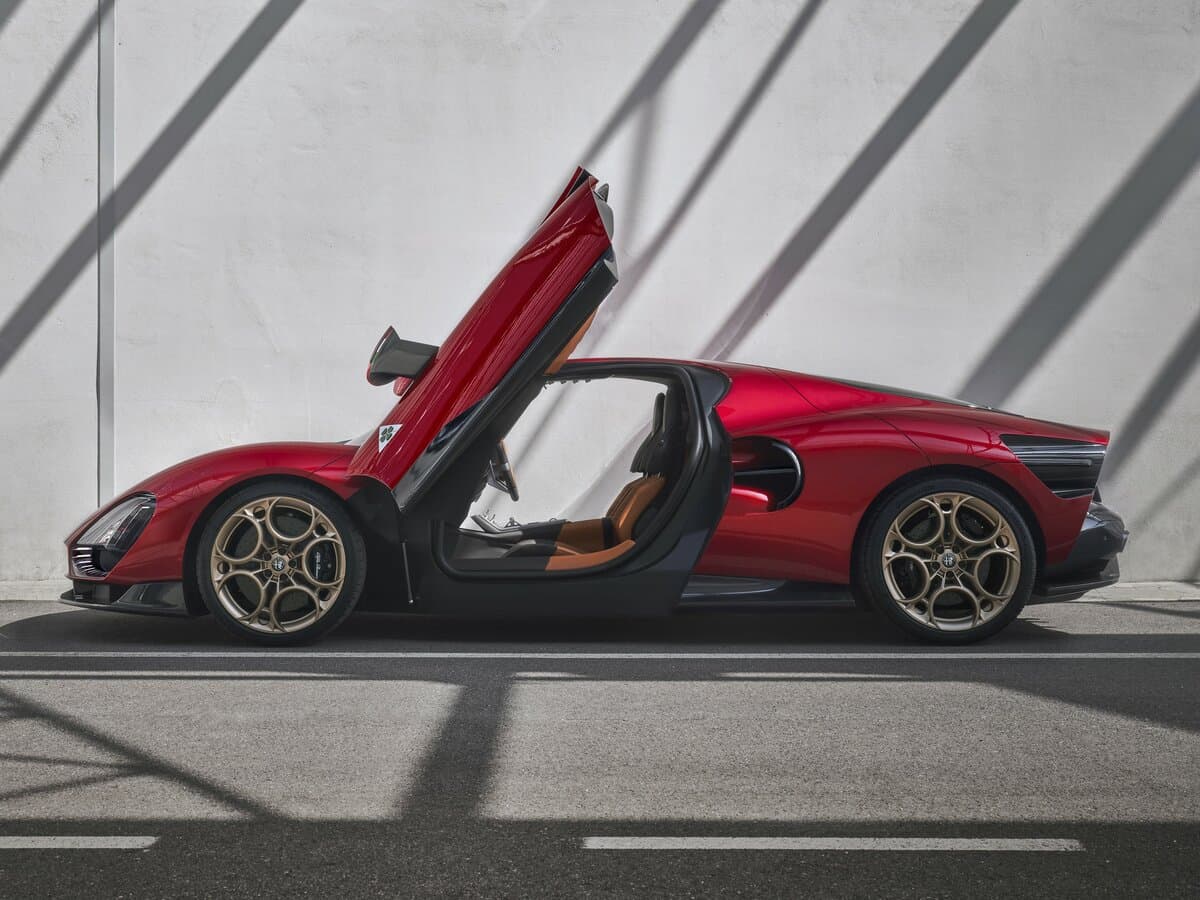 Alfa Romeo 33 Stradale 2024 – 2024 — Yandan