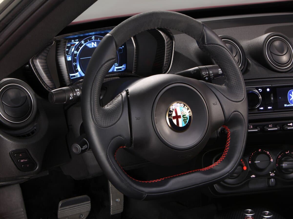 Alfa Romeo 4C 2013 – 2020 — Sükan