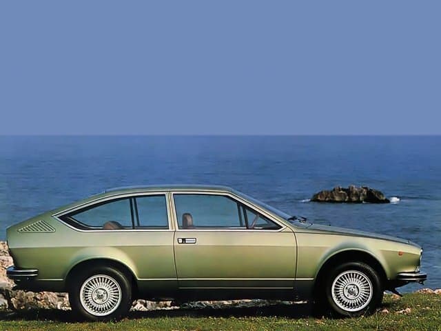 Alfa Romeo Alfetta 1972 – 1987 — Yandan