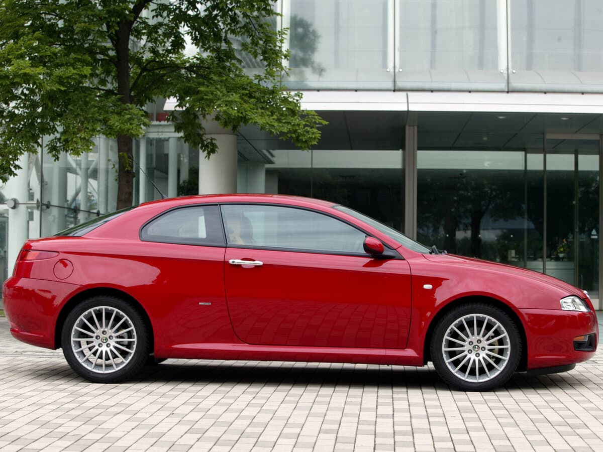 Alfa Romeo GT 2003 – 2010 — Yandan