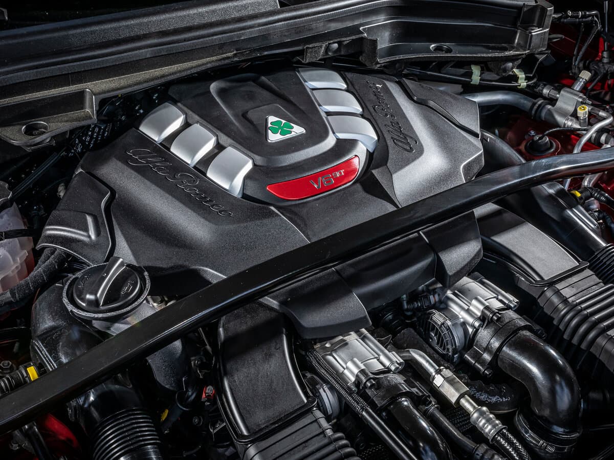 Alfa Romeo Stelvio I — Salon, arxadan