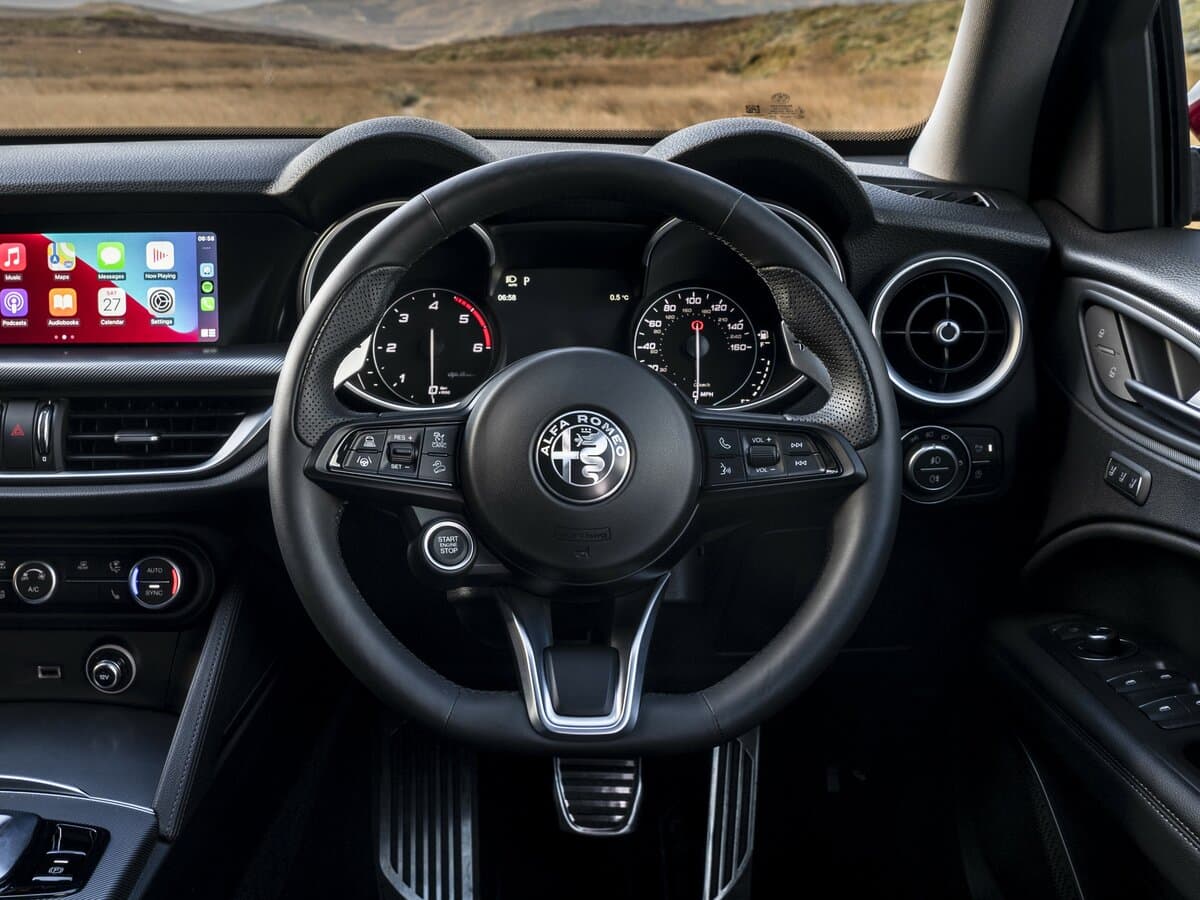 Alfa Romeo Stelvio I Restayling — Sükan