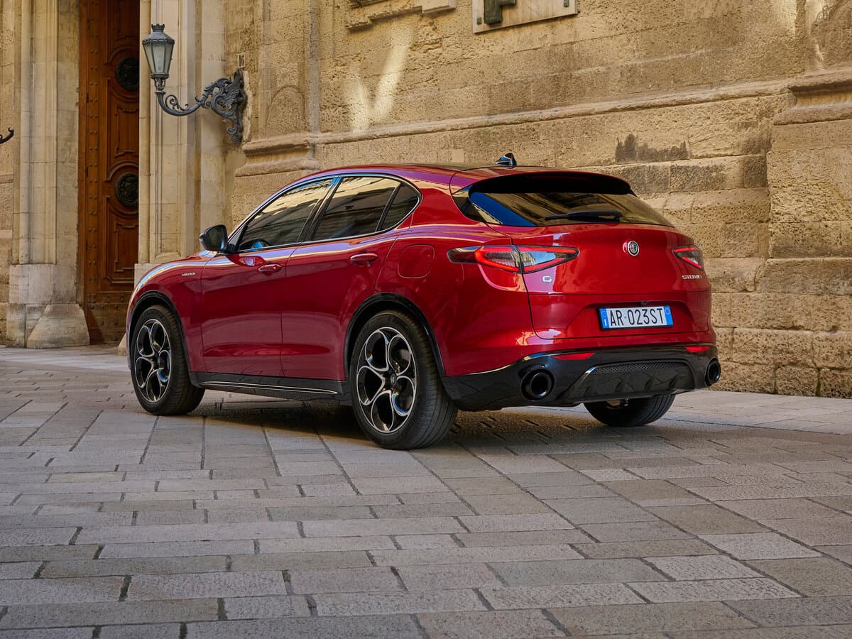 Alfa Romeo Stelvio I Restayling 2 — 3/4 arxadan
