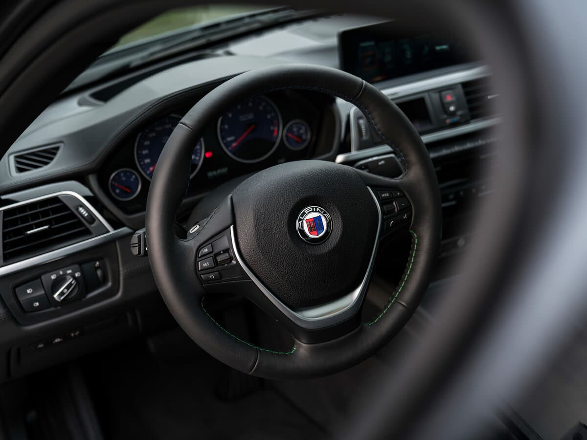 Alpina B3 F30 — Sükan