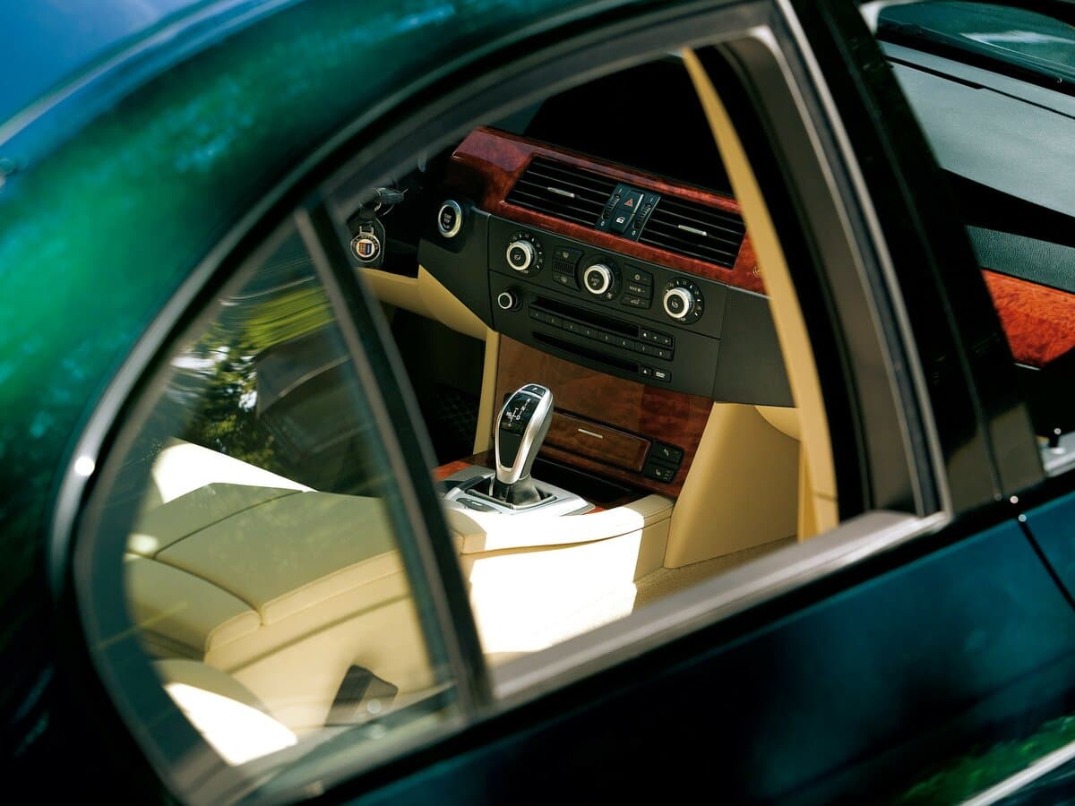 Alpina B5 E60/61 Restayling — Salon, arxadan