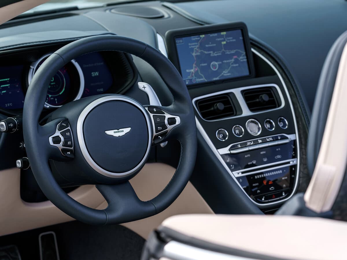 Aston Martin DB11 I — Sükan
