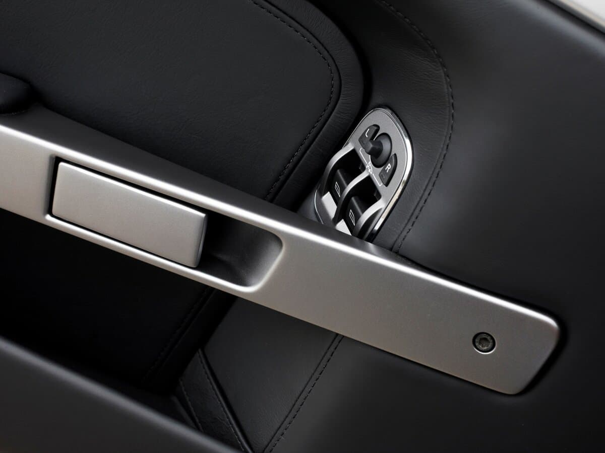 Aston Martin DB9 I Restayling — Qapı