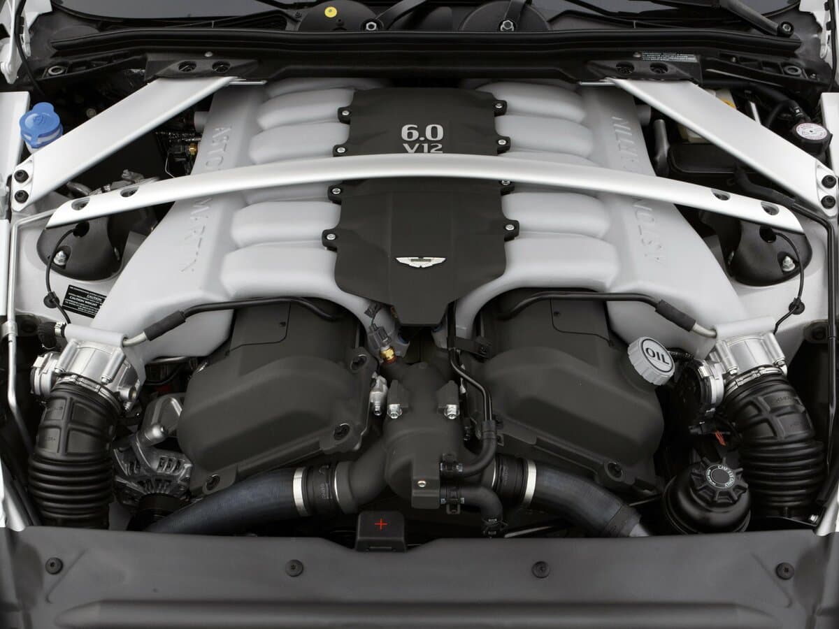 Aston Martin DB9 I Restayling — Salon, öndən