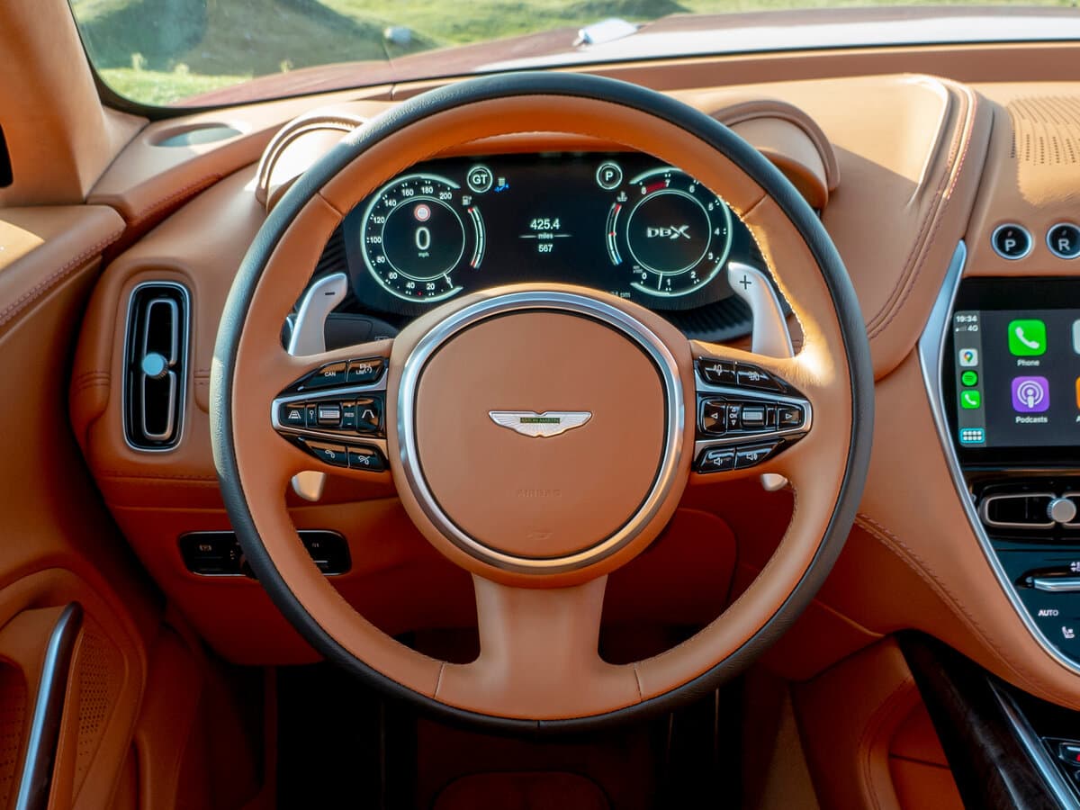 Aston Martin DBX I — Sükan